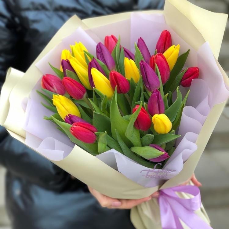 Красочная весна Разноцветный букет тюльпанов с доставкой в Ессентуках