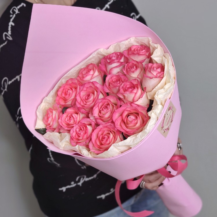 Конвертик счастья №2. 15 нежных роз с доставкой в Ессентуках