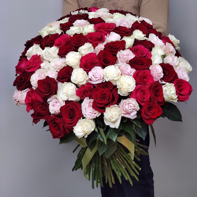 Цветы любви Большой букет роз с доставкой в Ессентуках