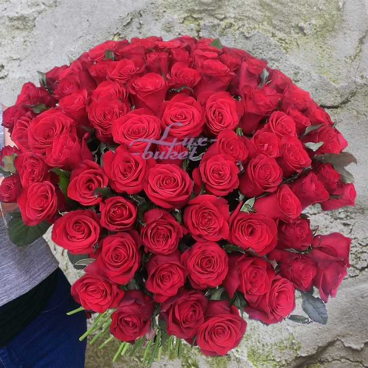 Большой букет красных роз с доставкой в Ессентуках