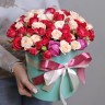 Кустовые розы в коробке Море радости  с доставкой в Ессентуках