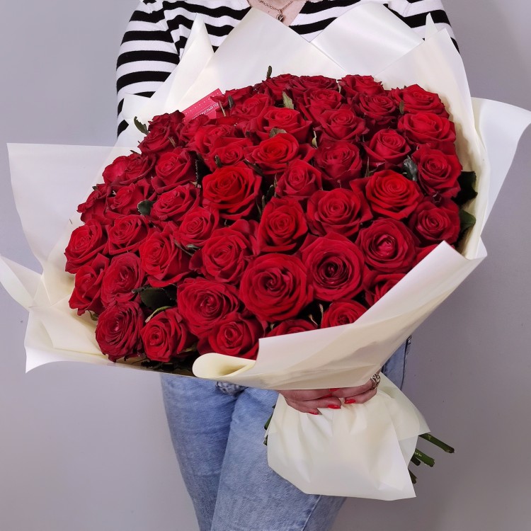 Букет 55 красных роз с доставкой в Ессентуках