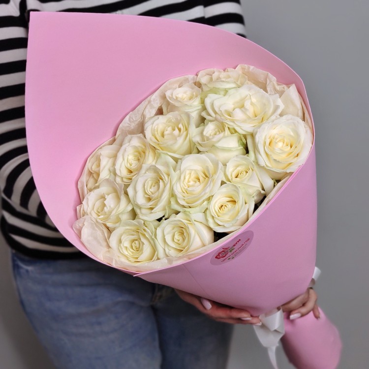 Конвертик №6. 15 белых роз с доставкой в Ессентуках