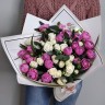 Чувственный букет из розовых пионовидных и белых кустовых роз с эвкалиптом с доставкой в Ессентуках
