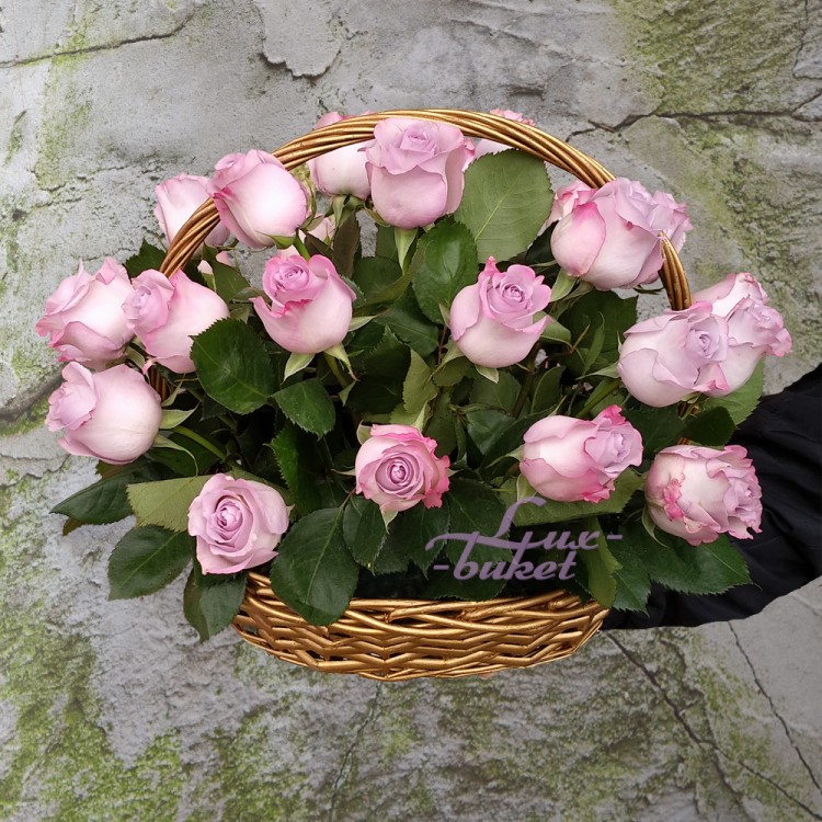 Корзинка фиолетовых роз с доставкой в Ессентуках