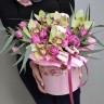 Коробочка с орхидеями и пионовидными розами Аврора с доставкой в Ессентуках