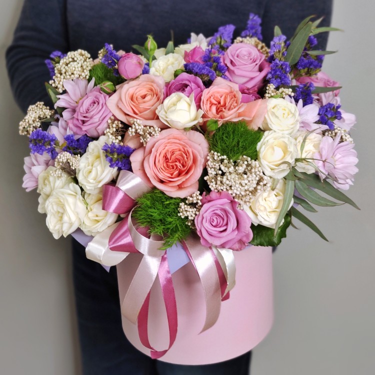 Цветы в шляпной коробке Красотка с доставкой в Ессентуках