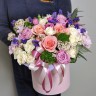 Цветы в шляпной коробке Красотка с доставкой в Ессентуках