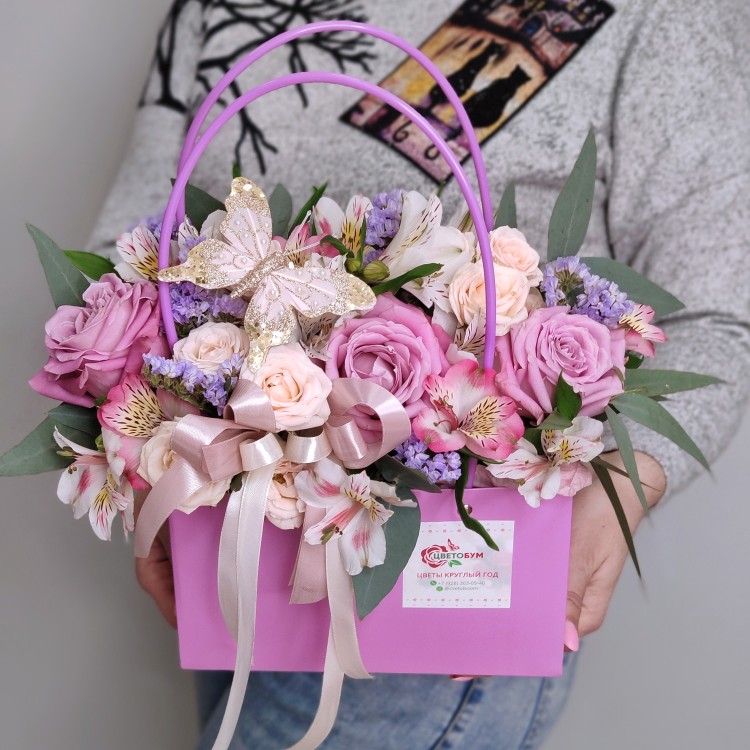 Цветы в сумочке Очарование с доставкой в Ессентуках