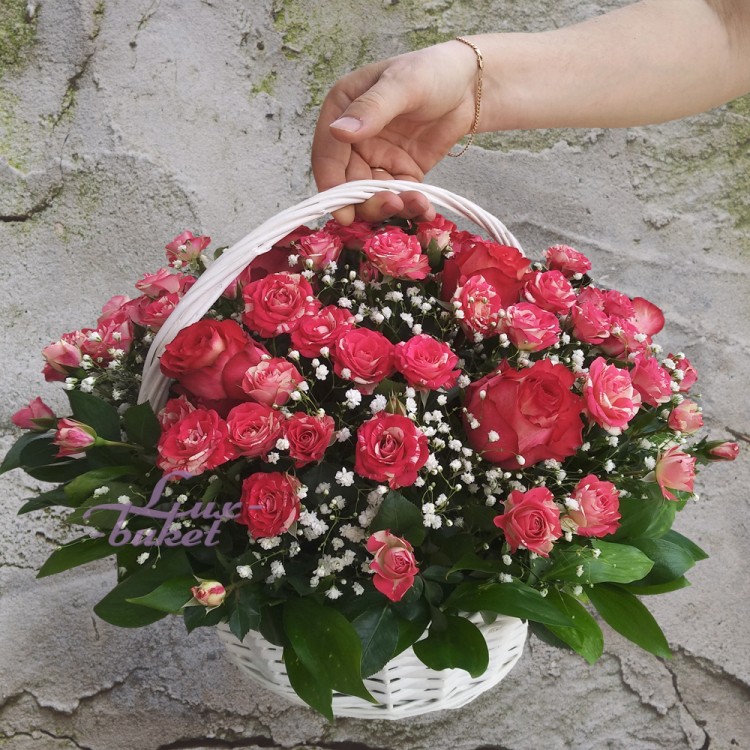 Корзина с красными и кустовыми розами Файер с доставкой в Ессентуках