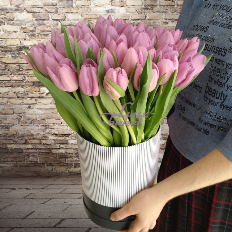 Коробочка лавандовых тюльпанов с доставкой в Ессентуках
