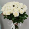 51 белая роза в крафте с доставкой в Ессентуках