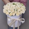 Остров счастья Белые розы в коробке с доставкой в Ессентуках