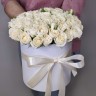 Остров счастья Белые розы в коробке с доставкой в Ессентуках