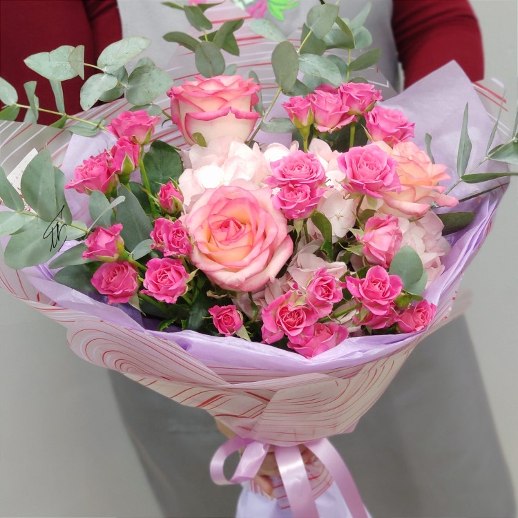Любимый розовый Букет роз и гортензий с доставкой в Ессентуках