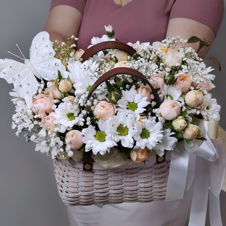 Лапочка Корзина роз и хризантем с доставкой в Ессентуках
