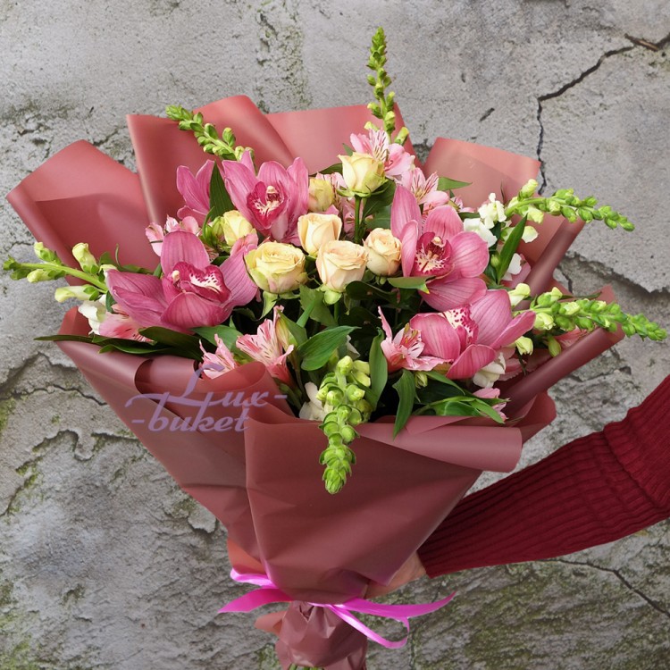 Романтичный букет с орхидеями с доставкой в Ессентуках