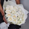 Нежный букет 25 белых роз с доставкой в Ессентуках