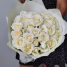 Нежный букет 25 белых роз с доставкой в Ессентуках