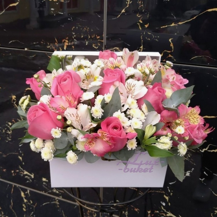 Сундучок с сюрпризом Цветы в коробке с доставкой в Ессентуках