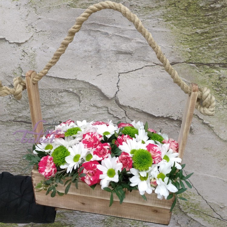 Нарядная полянка Цветы в декоративном ящике с доставкой в Ессентуках