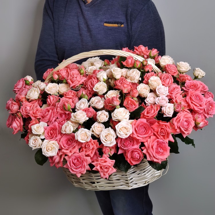 Большая корзина роз Восторг с доставкой в Ессентуках