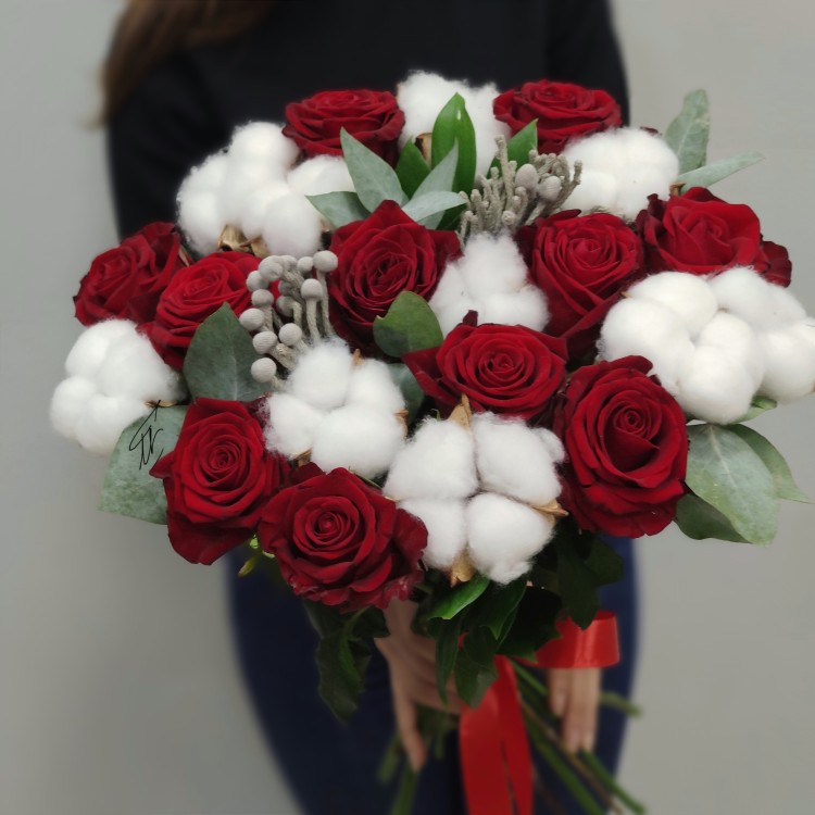 Облака любви Красные розы с хлопком с доставкой в Ессентуках