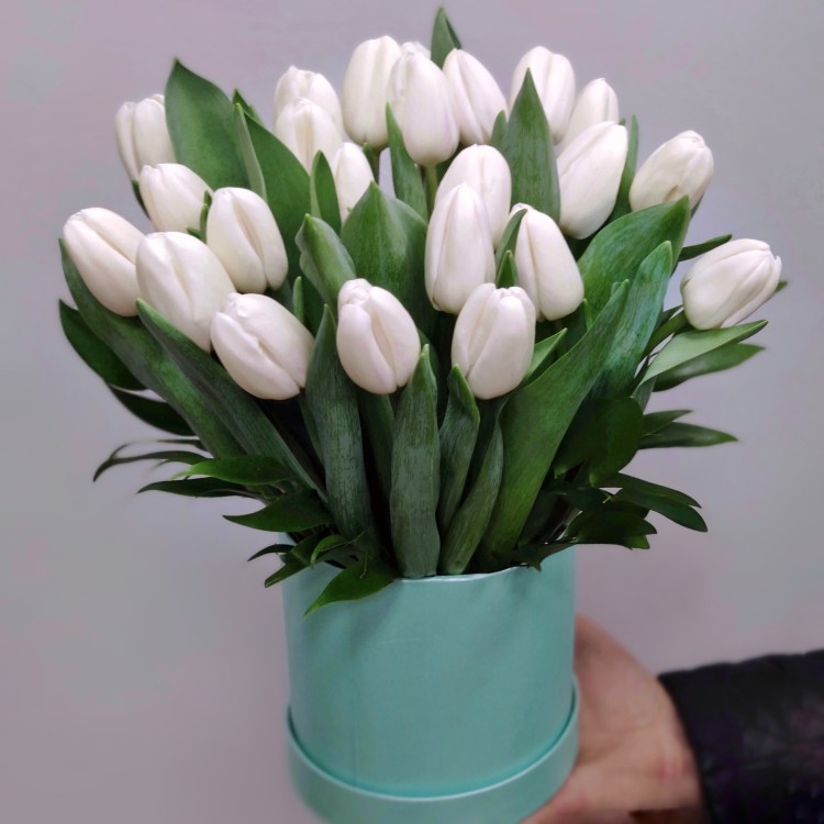 Белые тюльпаны в шляпной коробке с доставкой в Ессентуках