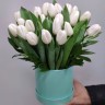Белые тюльпаны в шляпной коробке с доставкой в Ессентуках