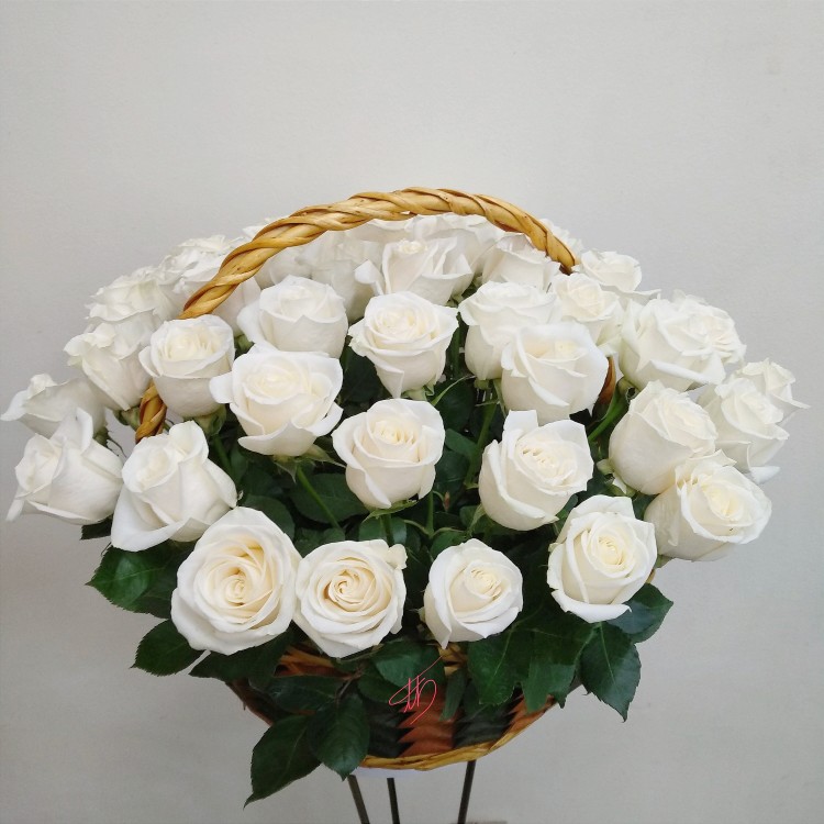 Корзина белых роз премиум с доставкой в Ессентуках