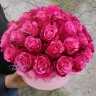 Розовые розы в шляпной коробке Малибу с доставкой в Ессентуках