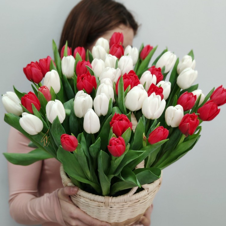 Корзина тюльпанов Радость с доставкой в Ессентуках