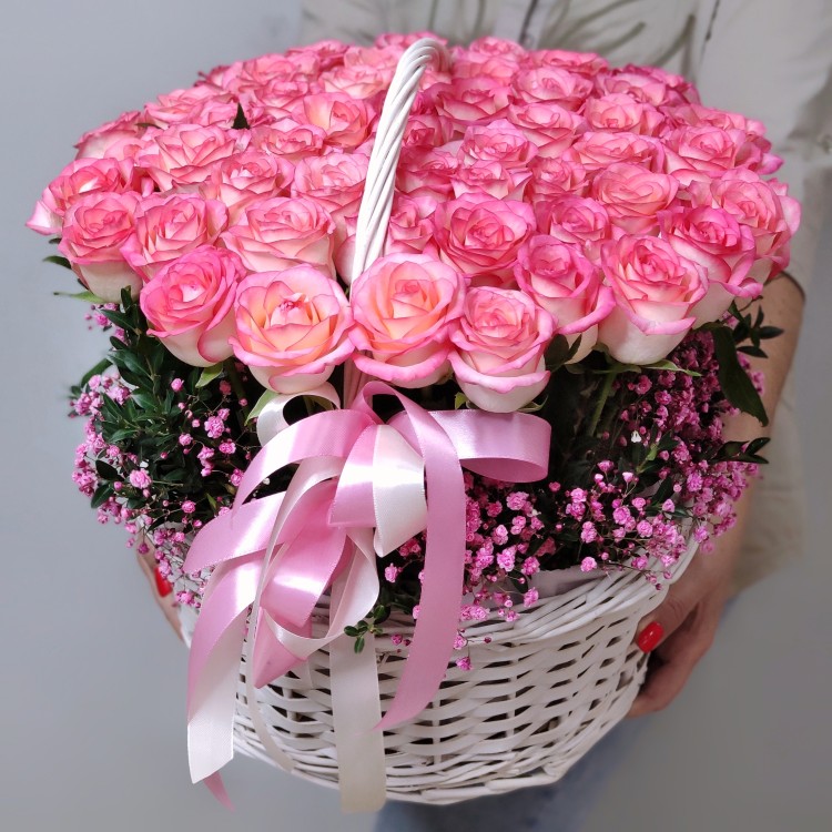 Розовое счастье Корзина роз с доставкой в Ессентуках