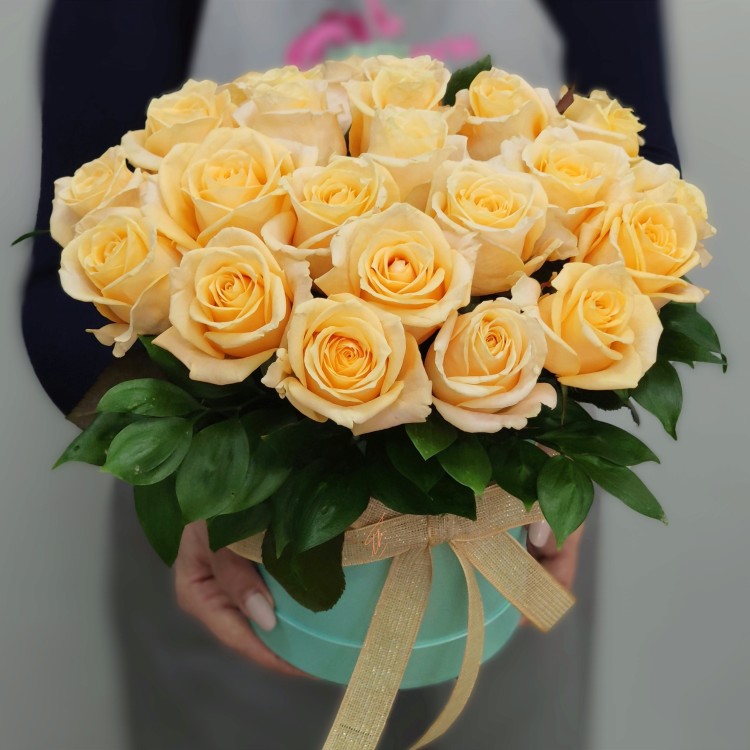 Сладкий нектар Ароматные розы в коробке с доставкой в Ессентуках