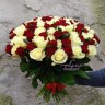 Большой букет красных и белых роз Счастье с доставкой в Ессентуках