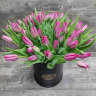 Розовые тюльпаны в шляпной коробке с доставкой в Ессентуках