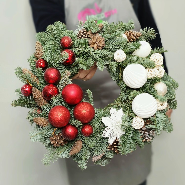 Венок новогодний Рождественский с шариками с доставкой в Ессентуках