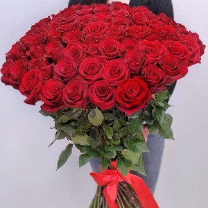 Большой букет высоких красных роз