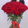Большой букет высоких красных роз с доставкой в Ессентуках