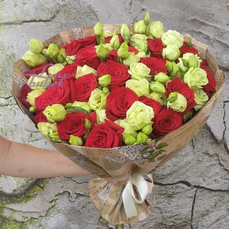 Любовь и счастье Букет из красных роз и эустомы с доставкой в Ессентуках