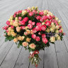 Букет красных и кремовых кустовых роз премиум с доставкой в Ессентуках