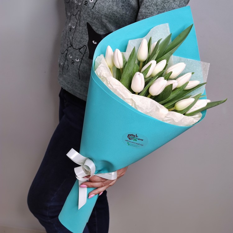 Конвертик белых тюльпанов с доставкой в Ессентуках