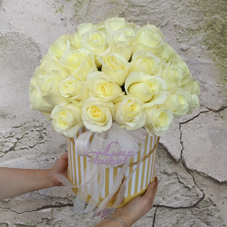 Белые розы в шляпной коробке с доставкой в Ессентуках