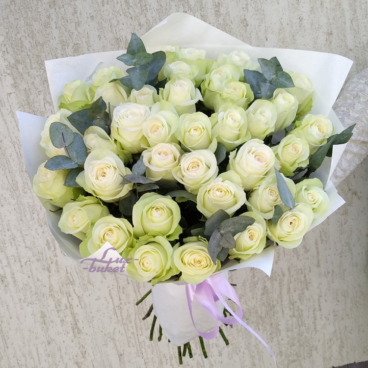 Само очарование Белые розы с эвкалиптом с доставкой в Ессентуках