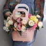Крафтовая сумочка с цветами Фантазия с доставкой в Ессентуках