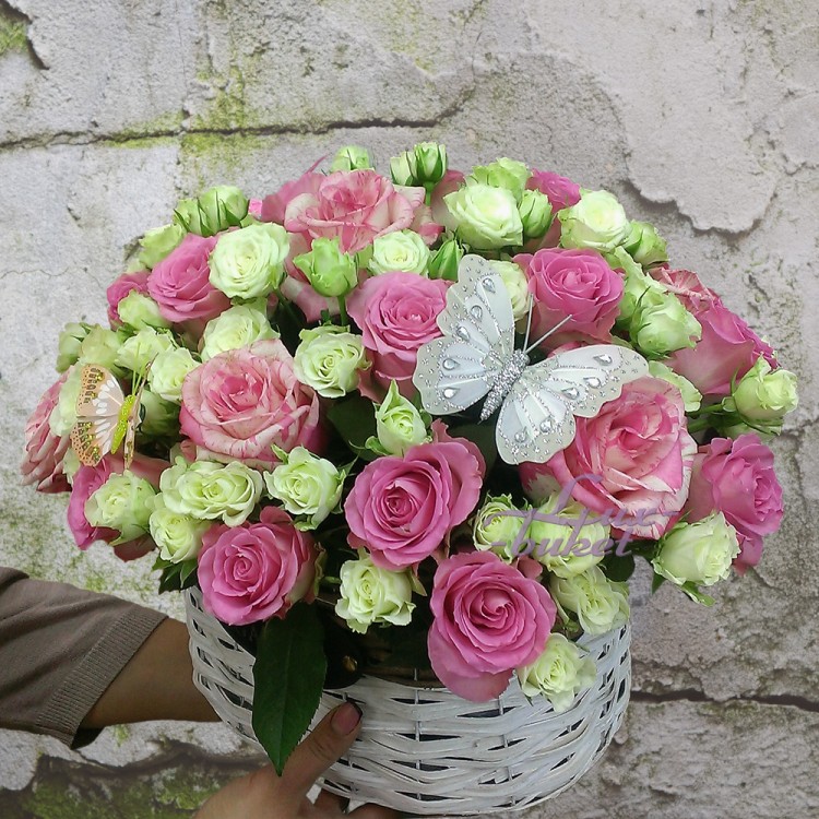 Стильная корзина из розовых и белых роз Очарование с доставкой в Ессентуках