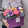 Весенние цветы Сумочка с фрезиями с доставкой в Ессентуках