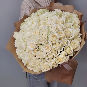 Большой букет белых роз в крафте