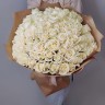Большой букет белых роз в крафте с доставкой в Ессентуках