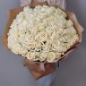 Большой букет белых роз в крафте с доставкой в Ессентуках